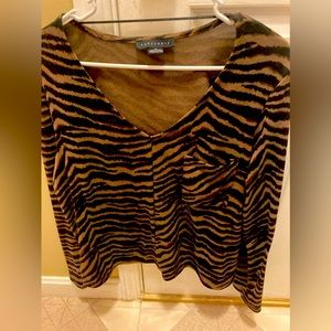 Black and tan lightweight sweater.